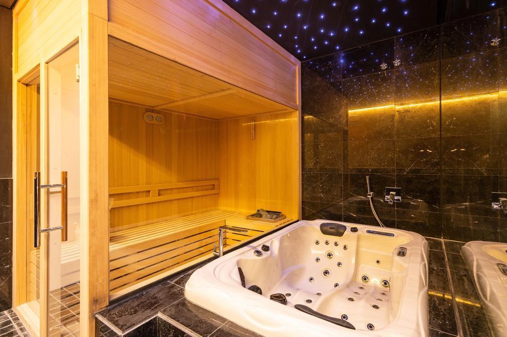 Sauna y jacuzzi diseñada por Grafeno Home para una residencia unifamiliar